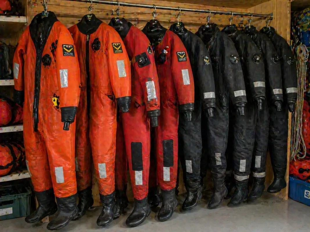 Combinaisons d'immersion pour évacuation maritime